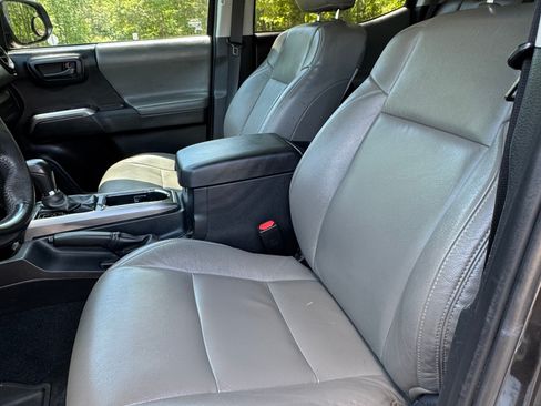 Used 2019 Toyota Tacoma SR5 AWD/4WD image 6