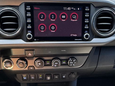Used 2020 Toyota Tacoma TRD Off-Road w/ Technology Package AWD/4WD image 20