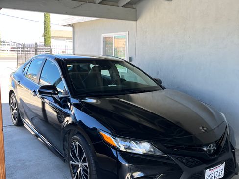 Used 2020 Toyota Camry SE w/ Carpet Mat Package image 12