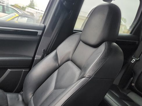 Used 2017 Porsche Cayenne Sport Utility 4D image 1