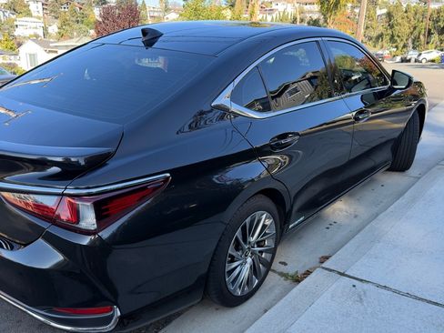 Used 2022 Lexus ES 300h w/ Luxury Package image 11