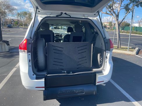 Used 2014 Toyota Sienna LE image 8