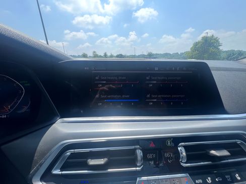 Used 2019 BMW X5 xDrive40i w/ M Sport Package AWD/4WD image 13