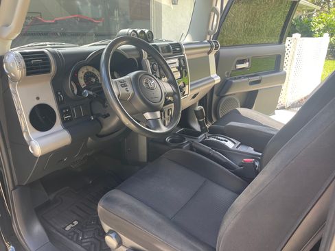 Used 2007 Toyota FJ Cruiser 2WD w/ Upgrade Pkg 1 image 9