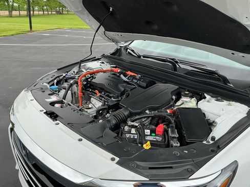 Used 2022 Honda Accord Touring image 2