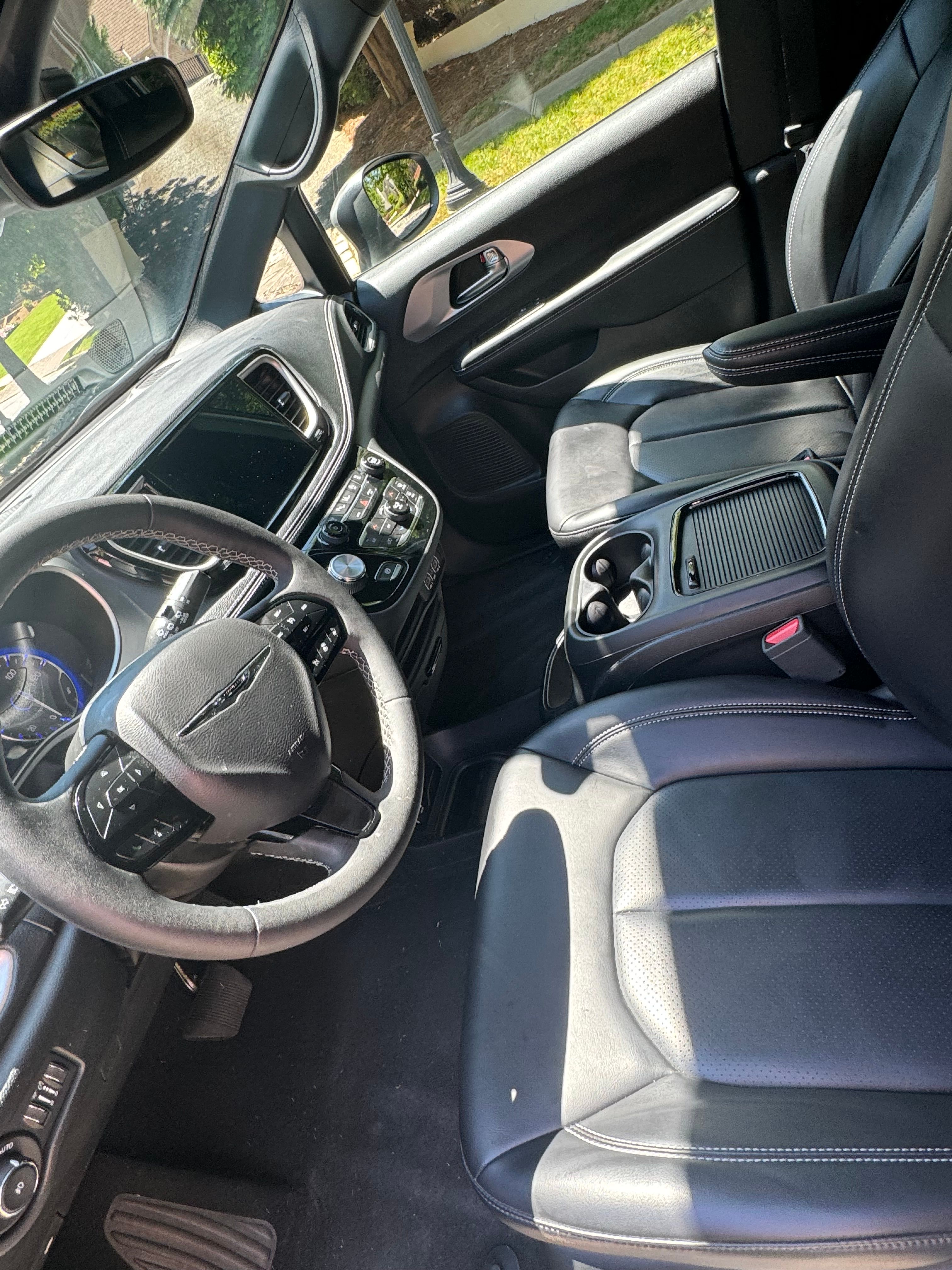 Used 2023 Chrysler Pacifica Touring-L w/ S Appearance Package FWD image 13