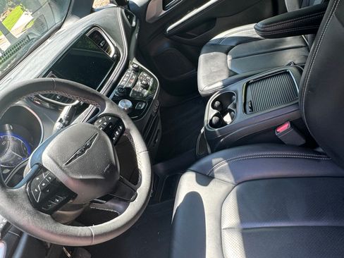 Used 2023 Chrysler Pacifica Touring-L w/ S Appearance Package image 13