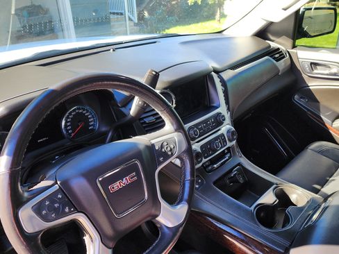 Used 2017 GMC Yukon XL SLT w/ Premium Edition image 6