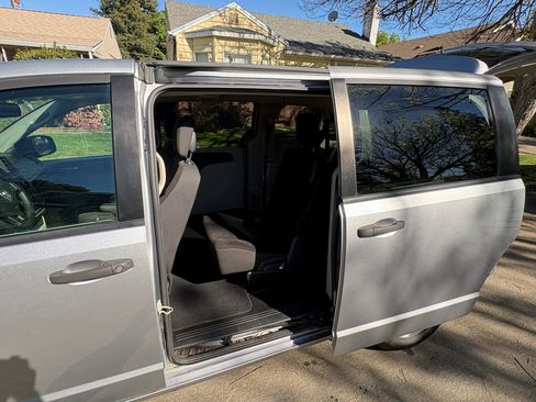 Used 2019 Dodge Grand Caravan SE w/ UConnect Hands-Free Group FWD image 12