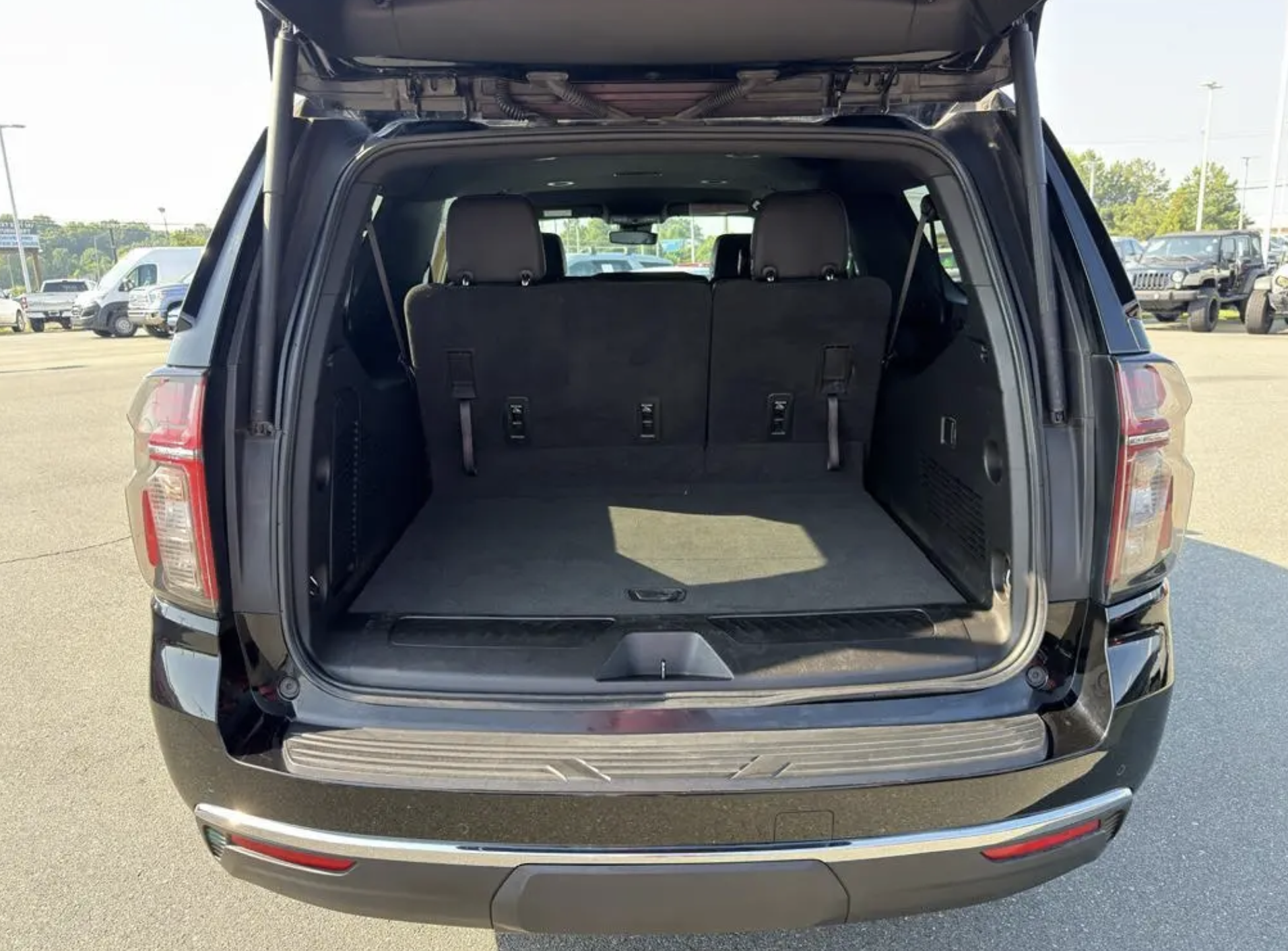 Used 2023 Chevrolet Suburban LT RWD image 15