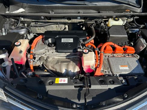 Used 2018 Toyota RAV4 LE image 13