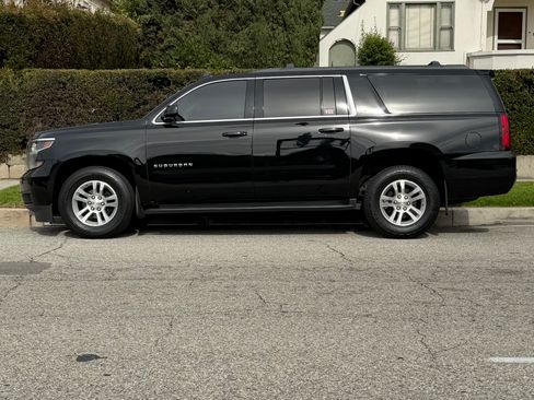 Used 2020 Chevrolet Suburban LT image 9