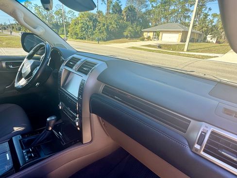 Used 2021 Lexus GX 460 Premium w/ Accessory Package image 25