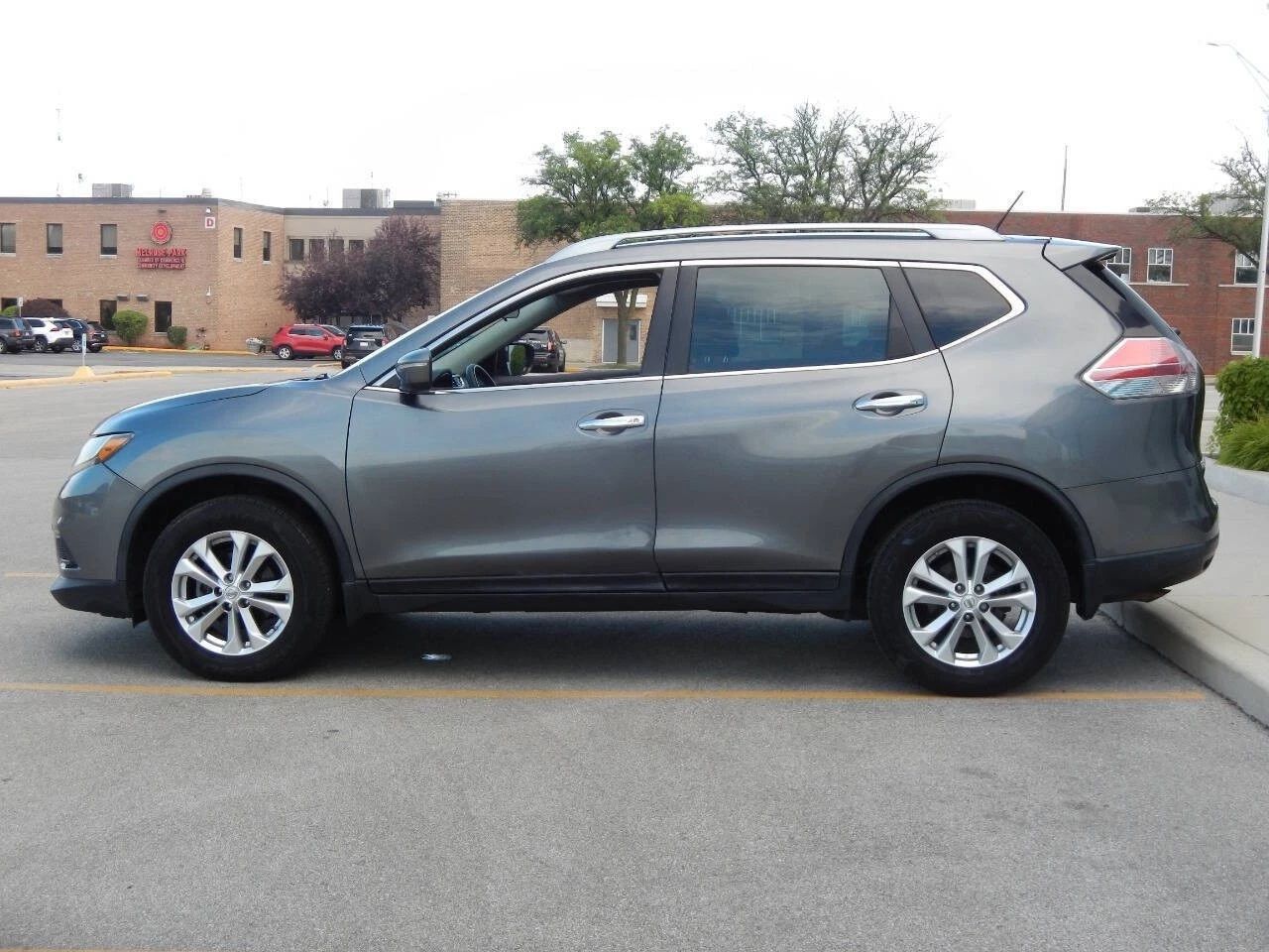 Used 2016 Nissan Rogue SV w/ SV Premium Package FWD image 4