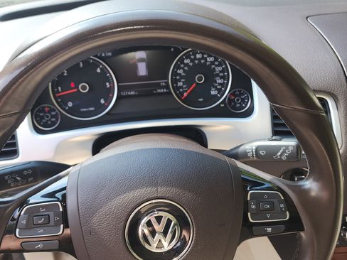 Used 2012 Volkswagen Touareg TDI image 8