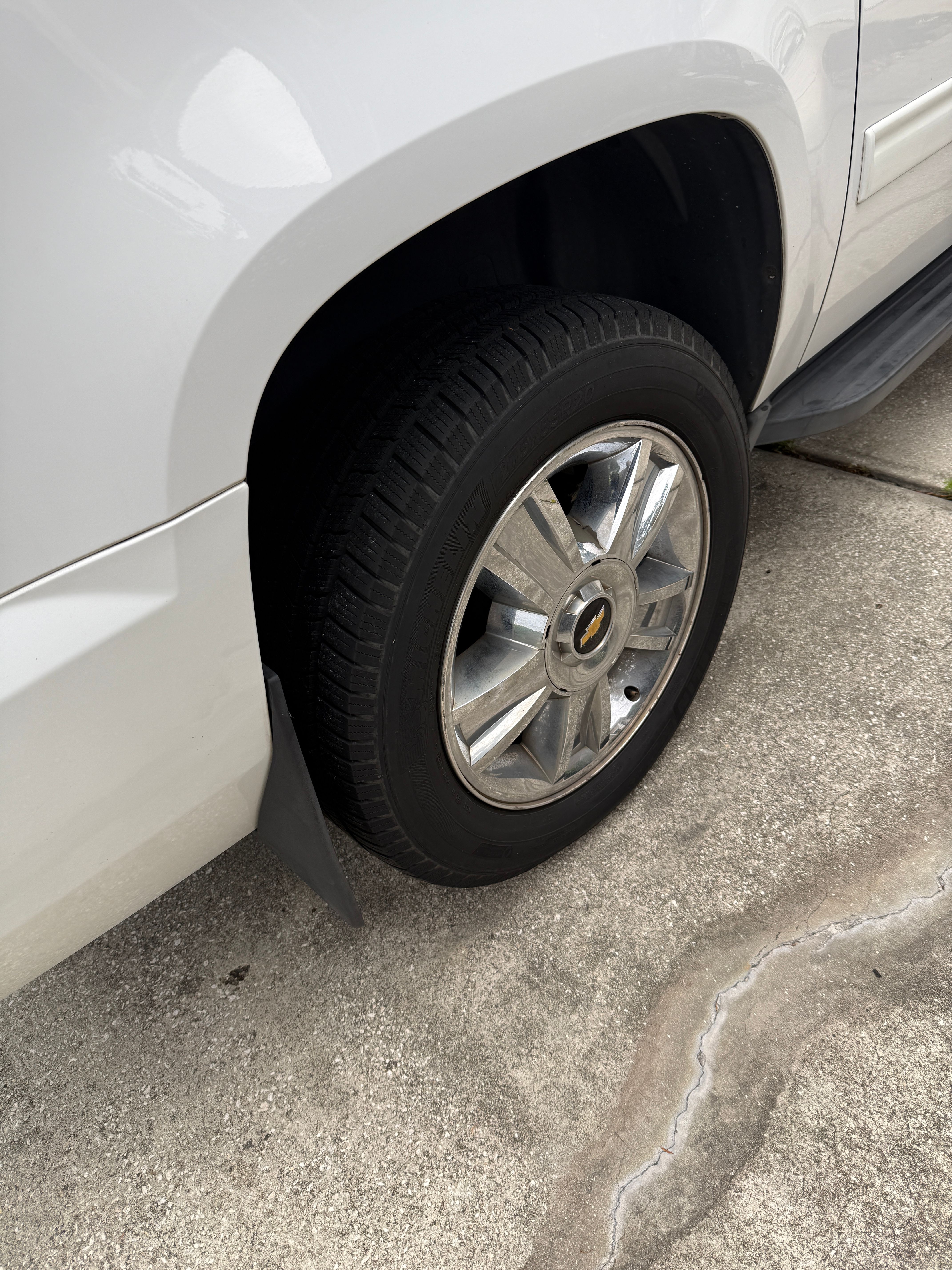 Used 2013 Chevrolet Suburban LT RWD image 4
