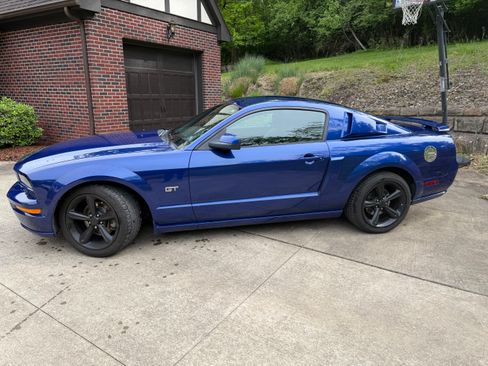 Used 2005 Ford Mustang GT RWD image 2