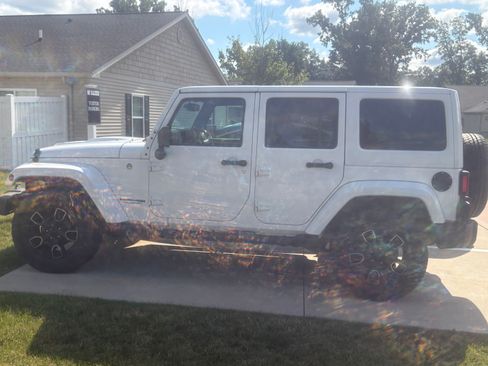 Used 2018 Jeep Wrangler Unlimited Sahara AWD/4WD image 10