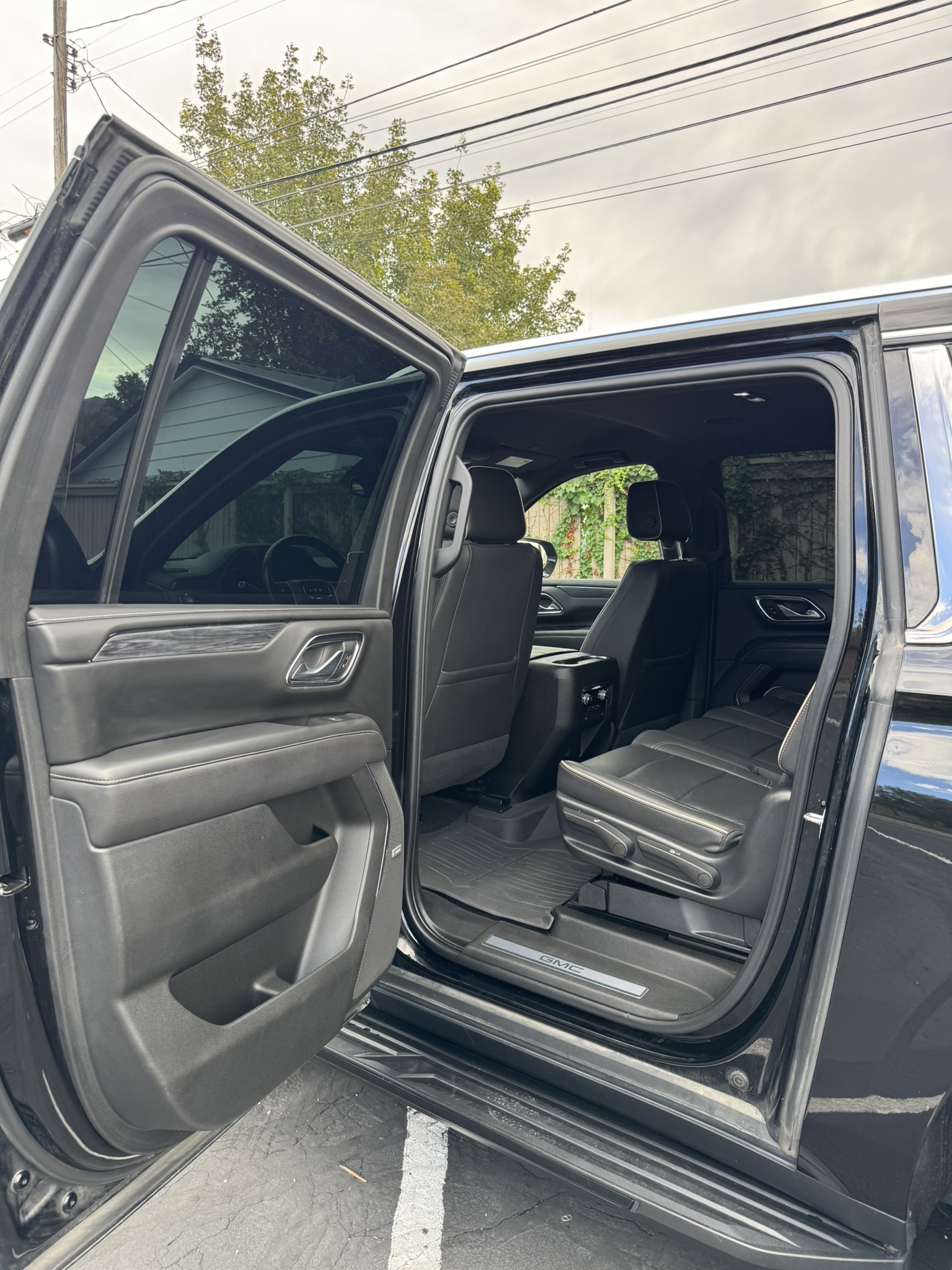 Used 2023 GMC Yukon XL SLT AWD/4WD image 2