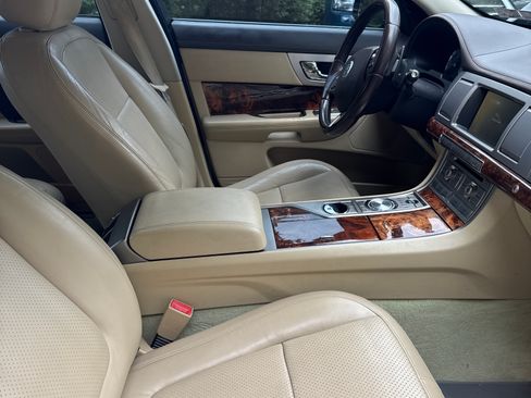 Used 2011 Jaguar XF Premium image 6