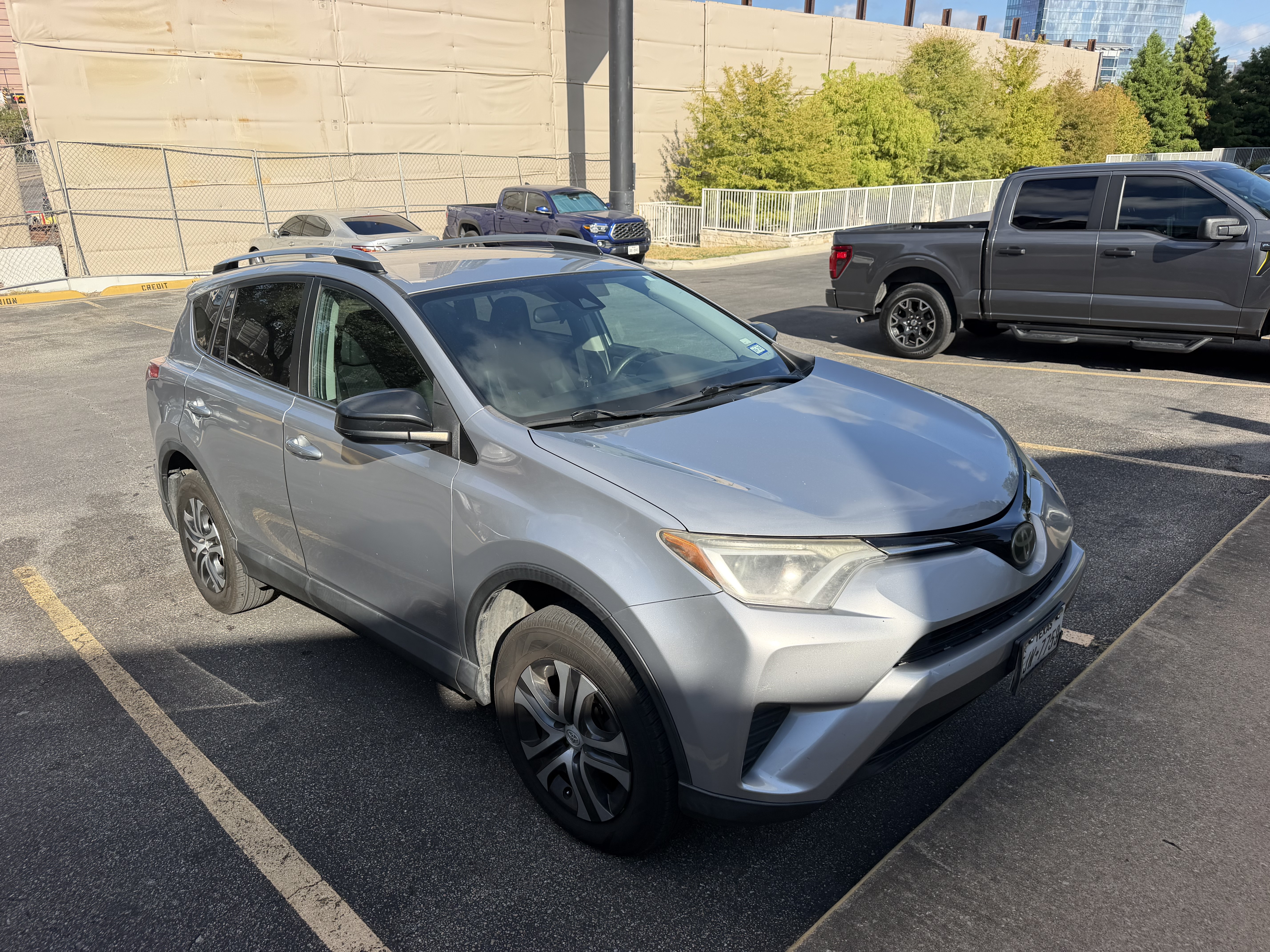 Used 2017 Toyota RAV4 LE FWD image 4