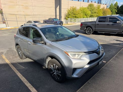 Used 2017 Toyota RAV4 LE FWD image 4