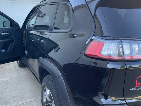 Used 2019 Jeep Cherokee Trailhawk AWD/4WD image 2