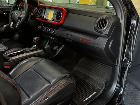 Used 2019 Toyota Tacoma TRD Off-Road RWD image 9