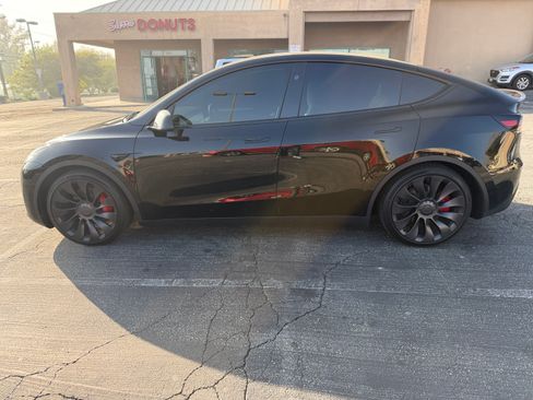 Used 2023 Tesla Model Y Performance image 4