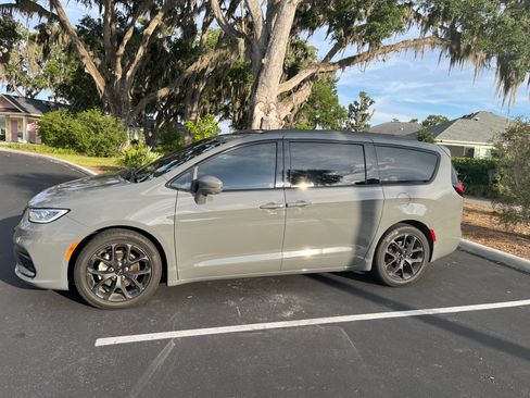 Used 2021 Chrysler Pacifica Touring-L w/ Premium & Safety Sphere Group FWD image 4