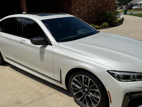 Used 2022 BMW 740i w/ M Sport Package RWD image 9