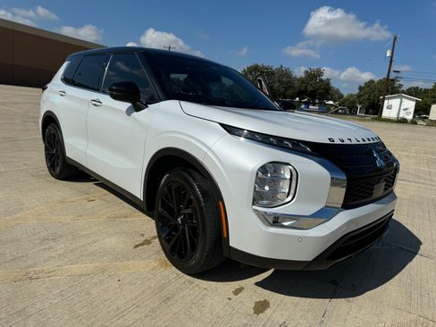 Used 2023 Mitsubishi Outlander SE Black Edition image 2