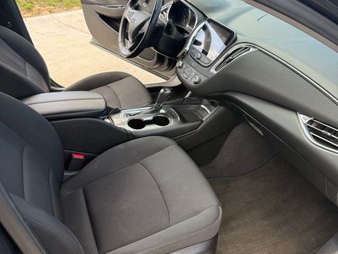 Used 2018 Chevrolet Malibu LT image 19