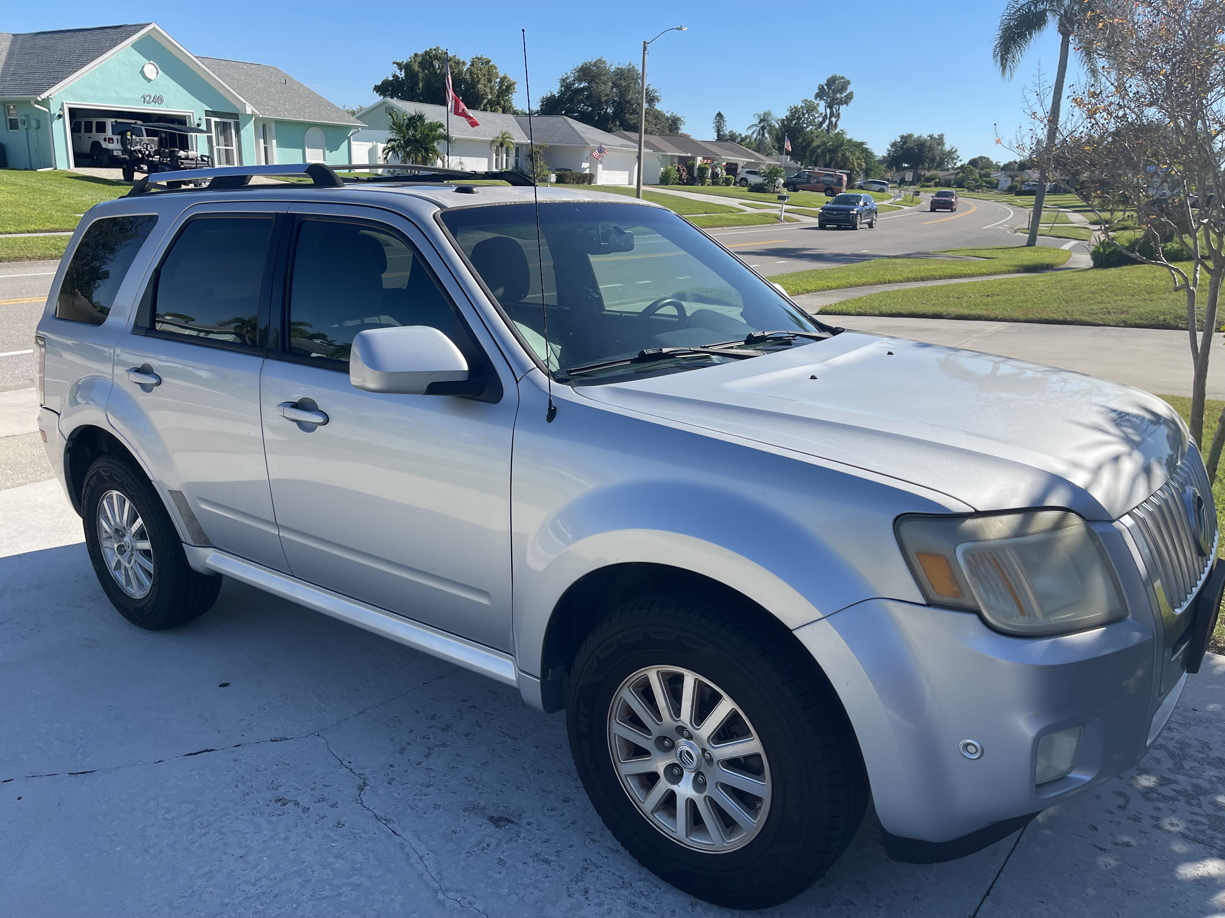 Used 2010 Mercury Mariner Premier FWD image 2