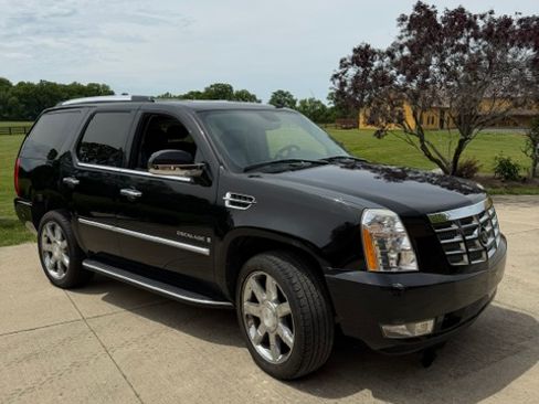 Used 2007 Cadillac Escalade AWD w/ Information Package image 1