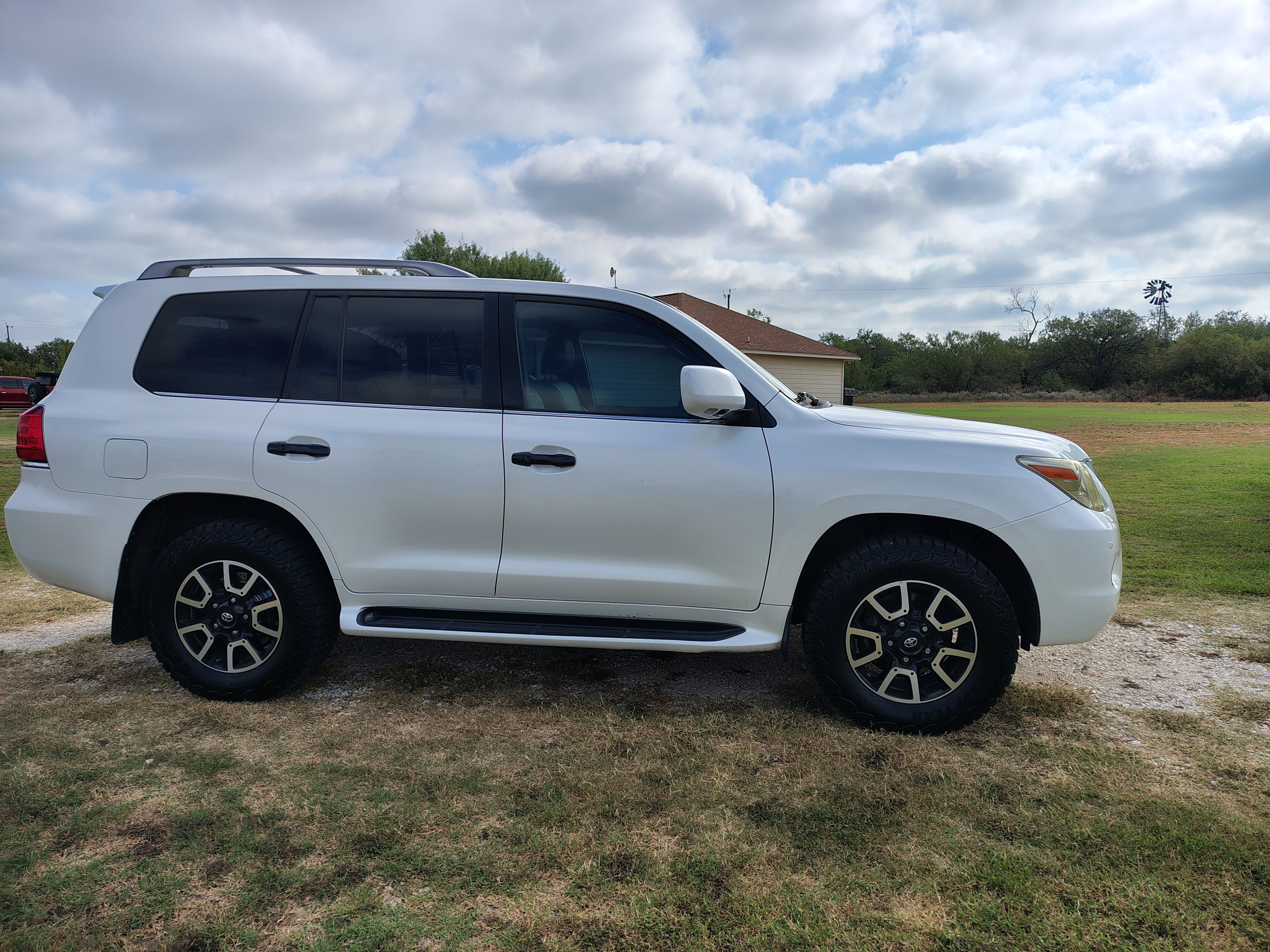 Used 2010 Lexus LX 570 4WD image 6