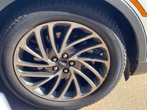 Used 2019 Lincoln Nautilus Reserve image 14