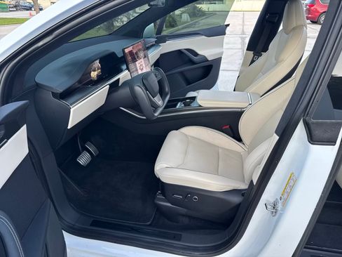 Used 2022 Tesla Model X Plaid image 9