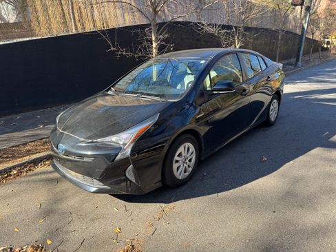 Used 2018 Toyota Prius Two image 2