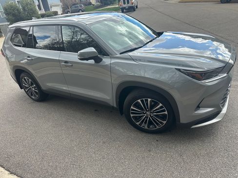 Used 2025 Toyota Grand Highlander AWD Hybrid image 4