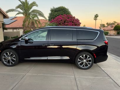 Used 2017 Chrysler Pacifica Limited w/ Tire & Wheel Group