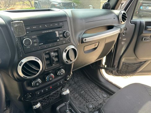 Used 2014 Jeep Wrangler Unlimited Sahara w/ Connectivity Group image 18