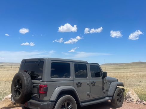 Used 2019 Jeep Wrangler Unlimited Sahara image 4