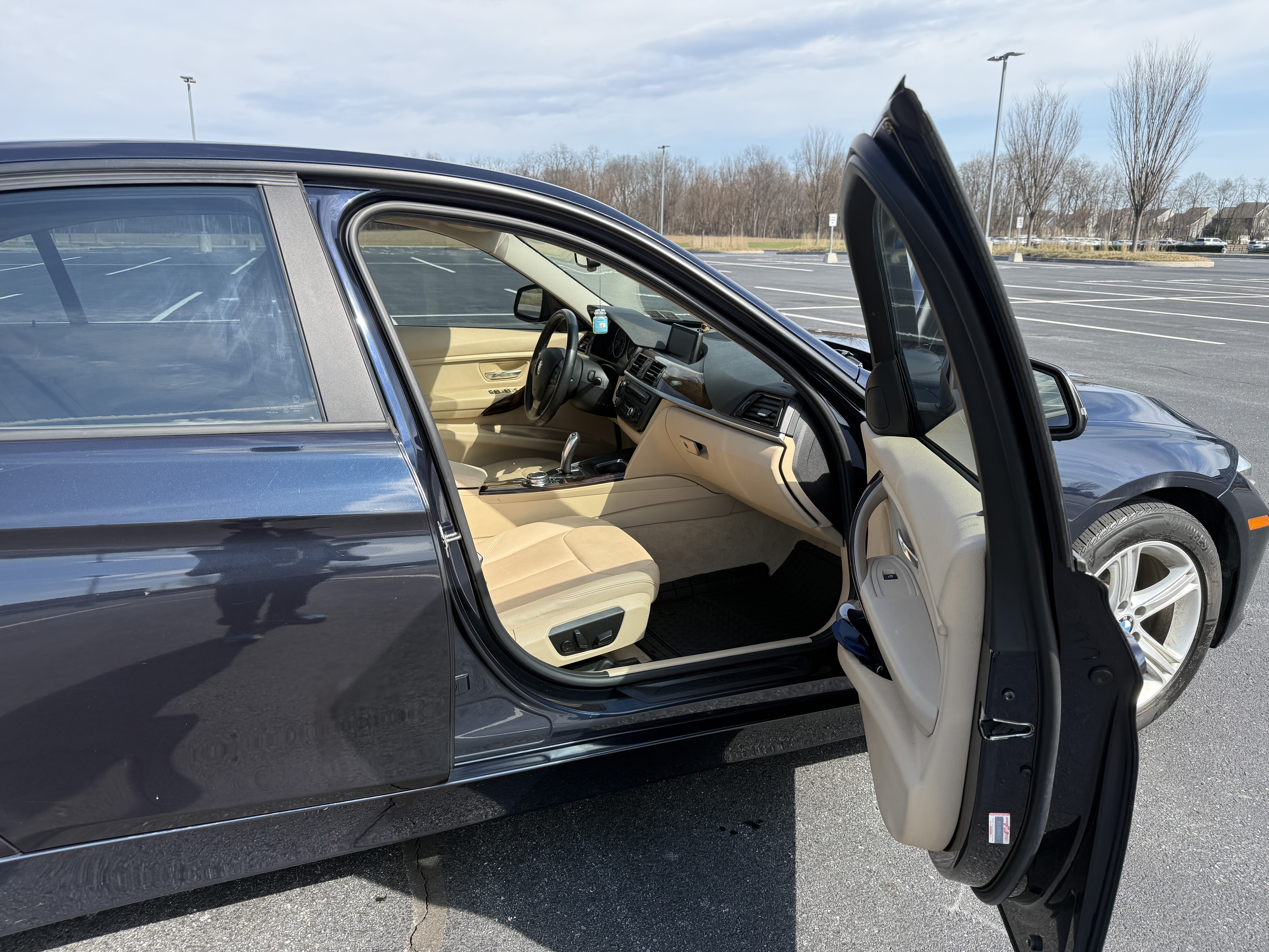 Used 2015 BMW 320i Sedan RWD image 6