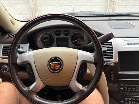 Used 2011 Cadillac Escalade Luxury AWD/4WD image 13