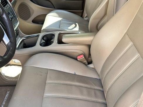 Used 2013 Chrysler Town & Country Touring-L w/ Entertainment Group #2 FWD image 8