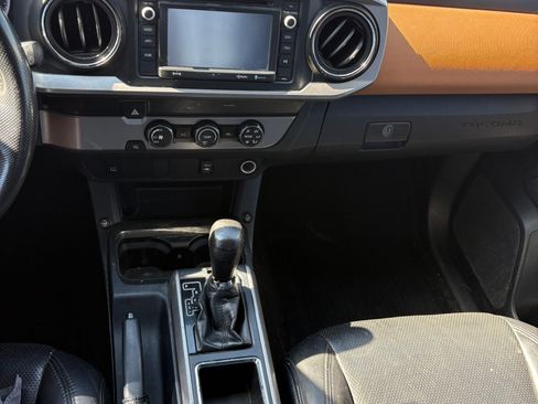 Used 2019 Toyota Tacoma SR5 w/ SR5 Appearance Package (SM) RWD image 16