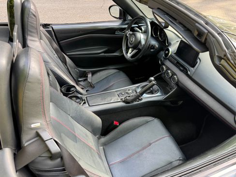 Used 2019 MAZDA MX-5 Miata Grand Touring w/ GT-S Package RWD image 9