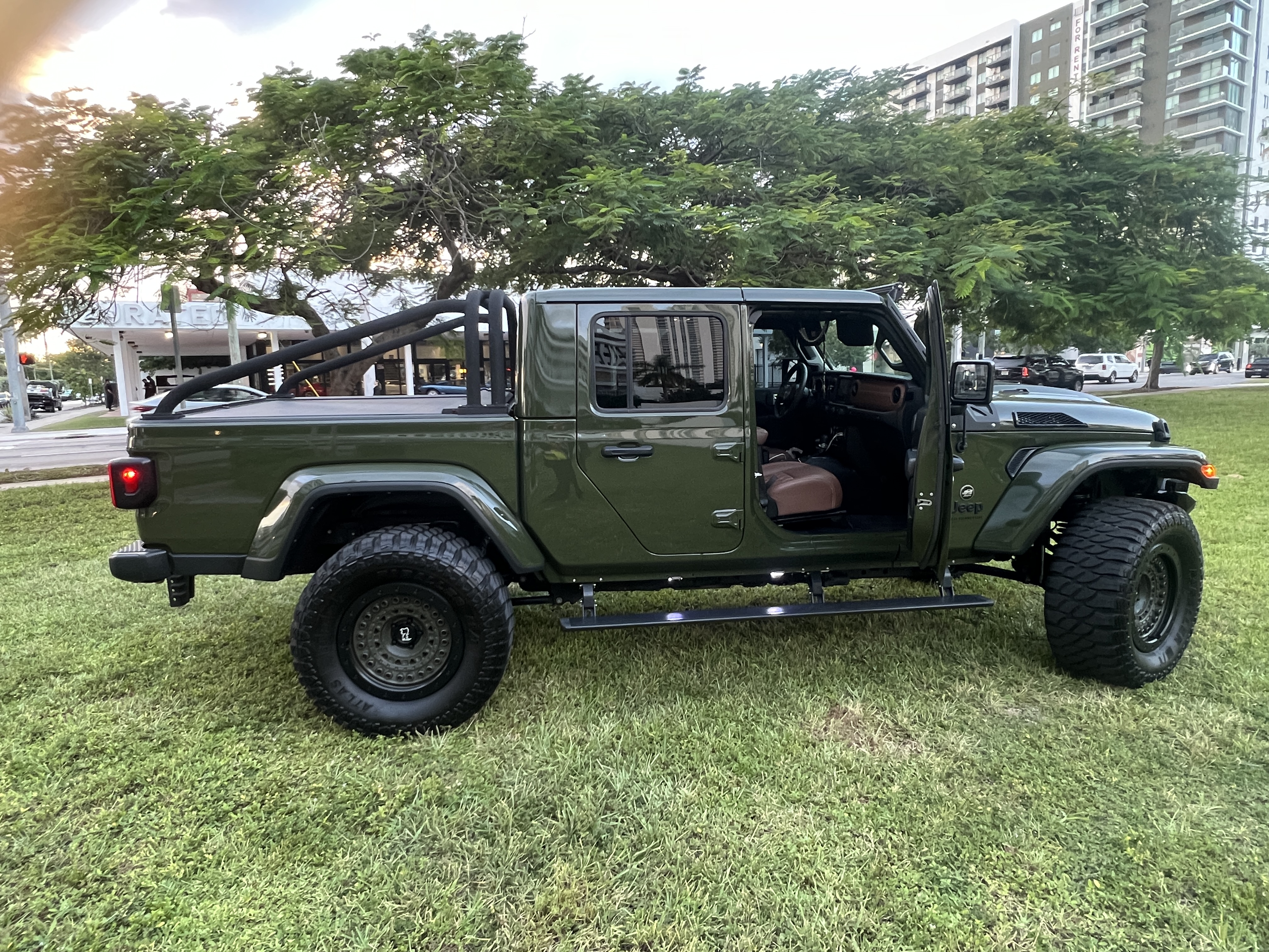 Used 2023 Jeep Gladiator Sport AWD/4WD image 22