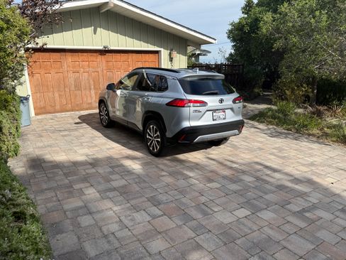 Used 2022 Toyota Corolla Cross XLE w/ Black Badges Package (TMS) image 6